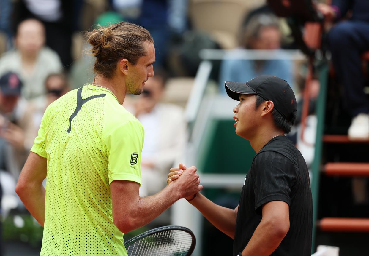 法国网球队力克英国网球队，兹维列夫送出助攻的简单介绍