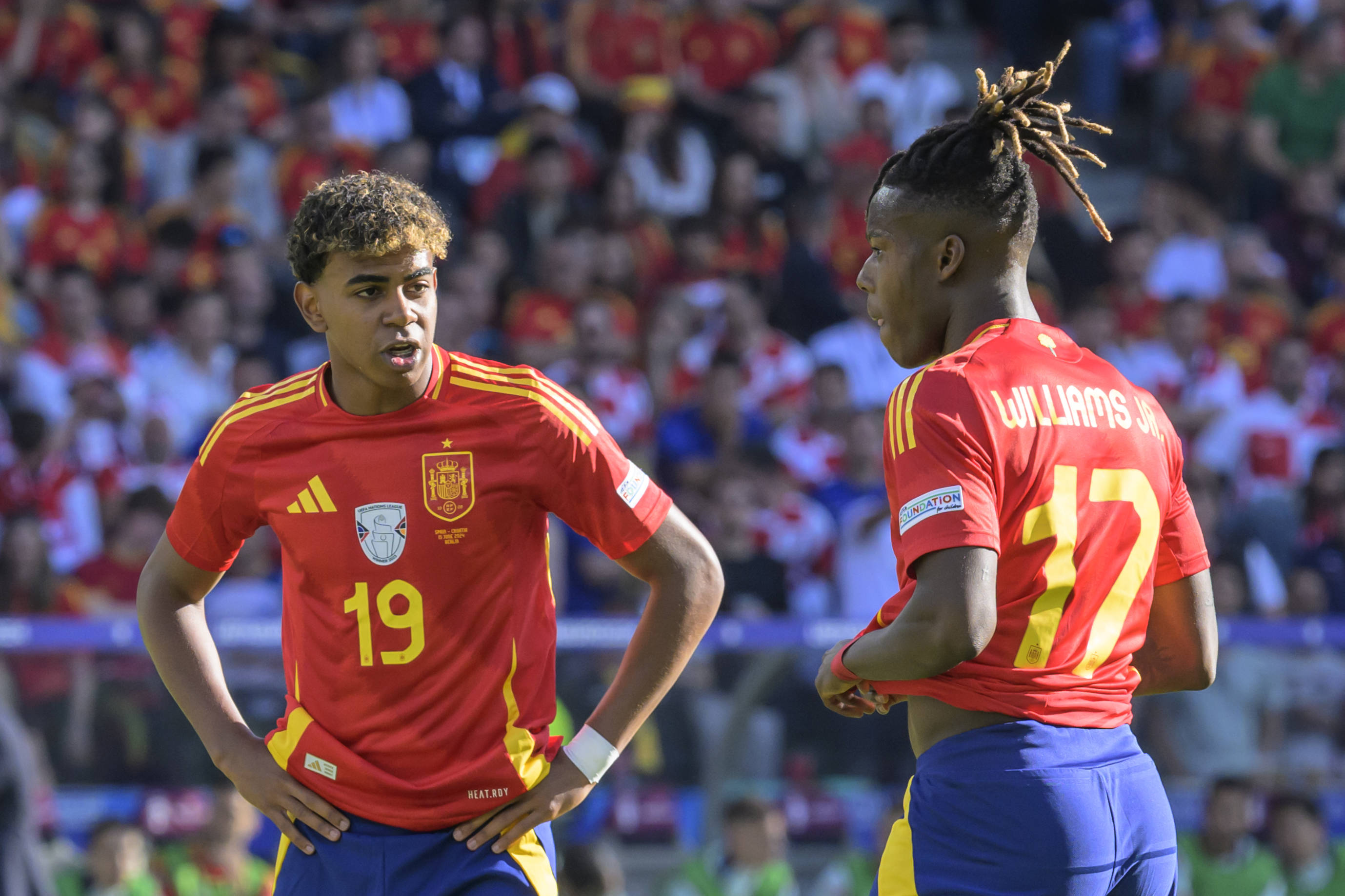 西班牙队员充满信心，轻松取胜的简单介绍