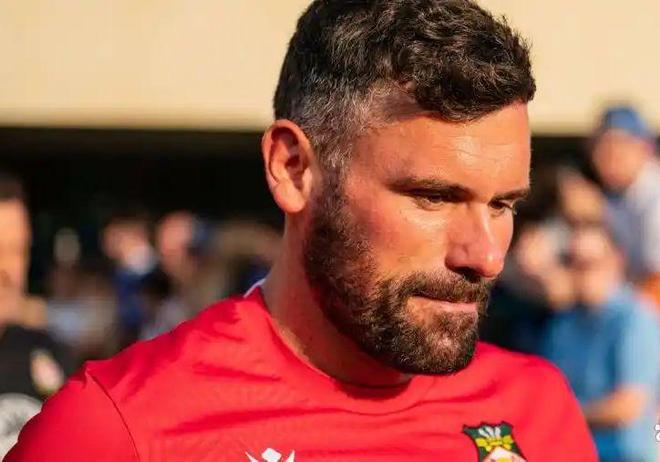 沃特福德门将福斯特抵达里斯本接受手术治疗