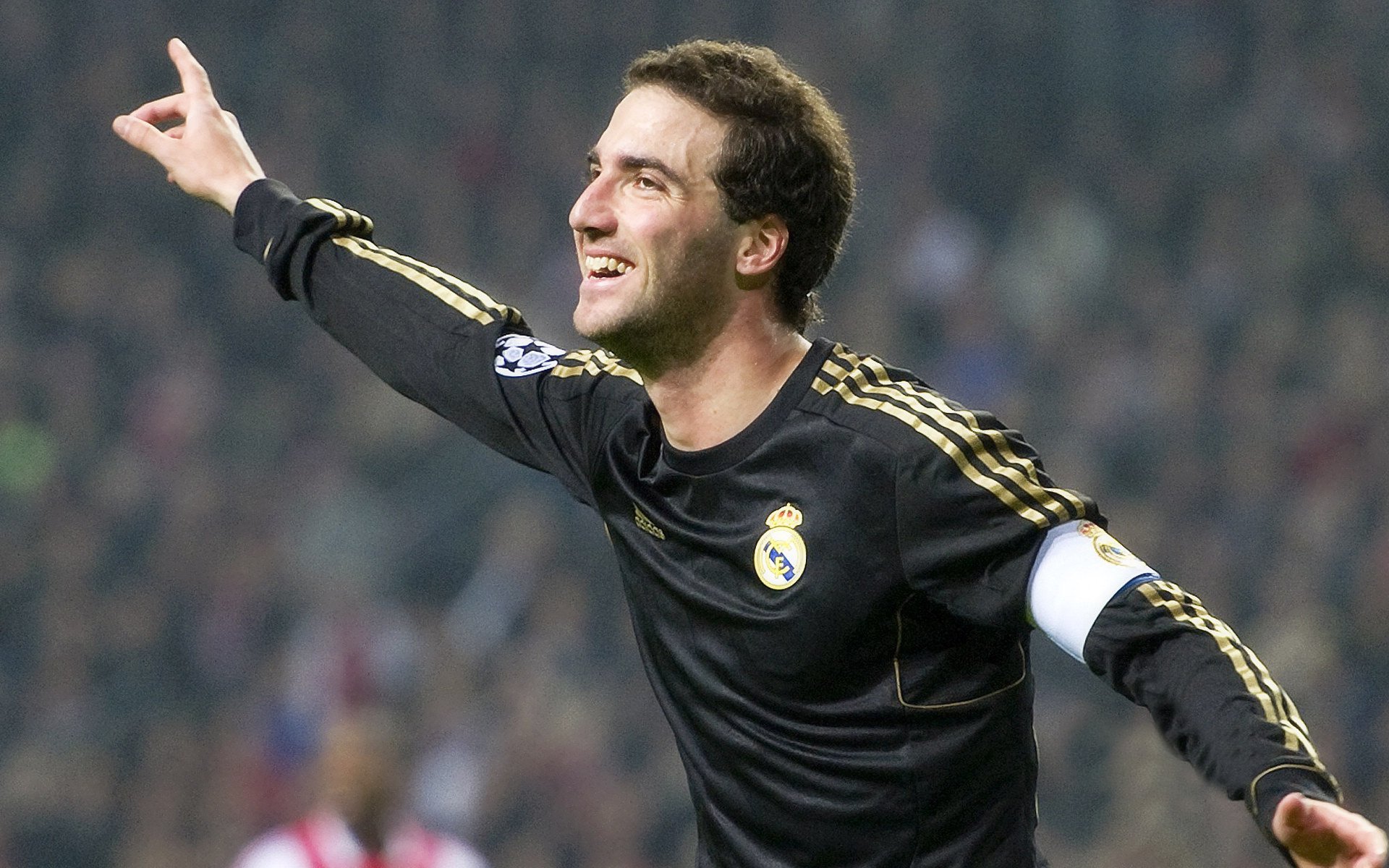 米兰体育官网-跨界传奇，上海队斩落灰熊，库里在西甲国家德比接管比赛